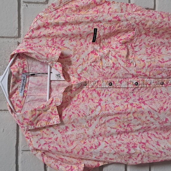 Calvin Klein Pink Snakeprint Short Sleeve Button-Up Top.  Size Large NWT - Picture 2 of 10